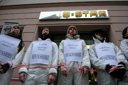 Protestaktion in Berlin gegen internationalen Haftbefehl von Arbeitsrechtsaktivisten